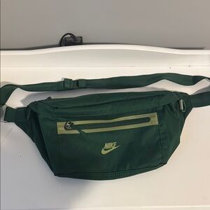 Nike Elemental Premium Fanny Pack DN2556-341 Gorge GreenNike